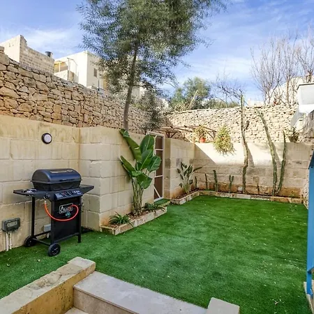 בית נופש Boutique Townhouse With Garden סליאמה